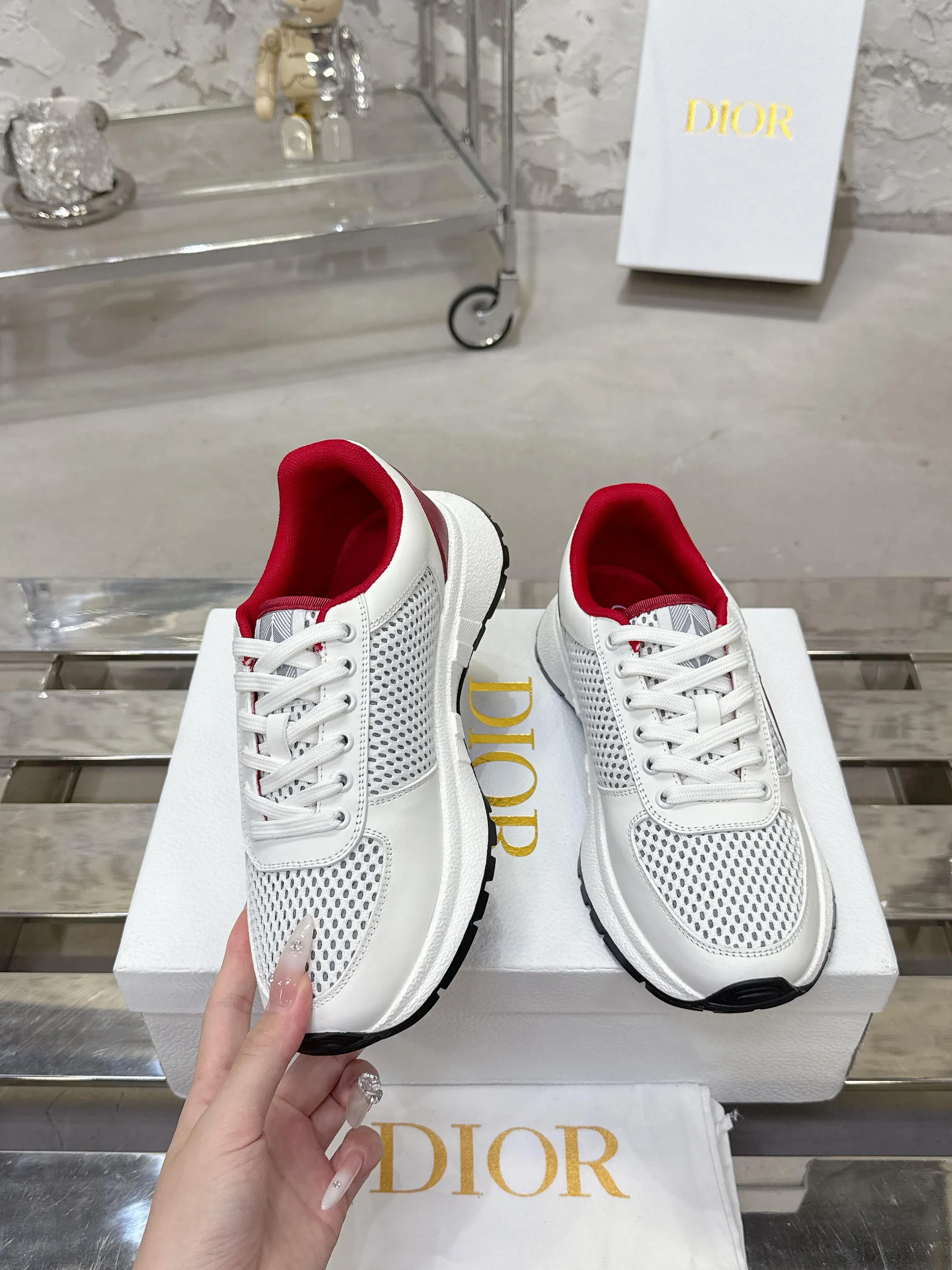 Factory price 680💰 Top version! ! ! Dior Dior's latest Run'n'Dior series, couple's thick-soled casual sneakers, originally purchased, developed and manufactured. This Run'n'Dior reinterprets sports style with an elegant and fashionable shape. The upper is crafted from white mesh fabric and features the Christian Dior Paris signature on the laces and heel. The exquisite two-color sole is light and soft, which can add a high-end temperament to all kinds of casual looks. Exquisite packaging at the delivery counter 🛍📦 ▪️Fabric: Original customized imported first-layer cowhide ▪️Inner lining: Imported original lining ▪️Sole: Original molded non-slip TPU material ▪️Size: Women's 35-41 / Men's 39-46 (Female 40 41 / Men's 38.45.46 customized)